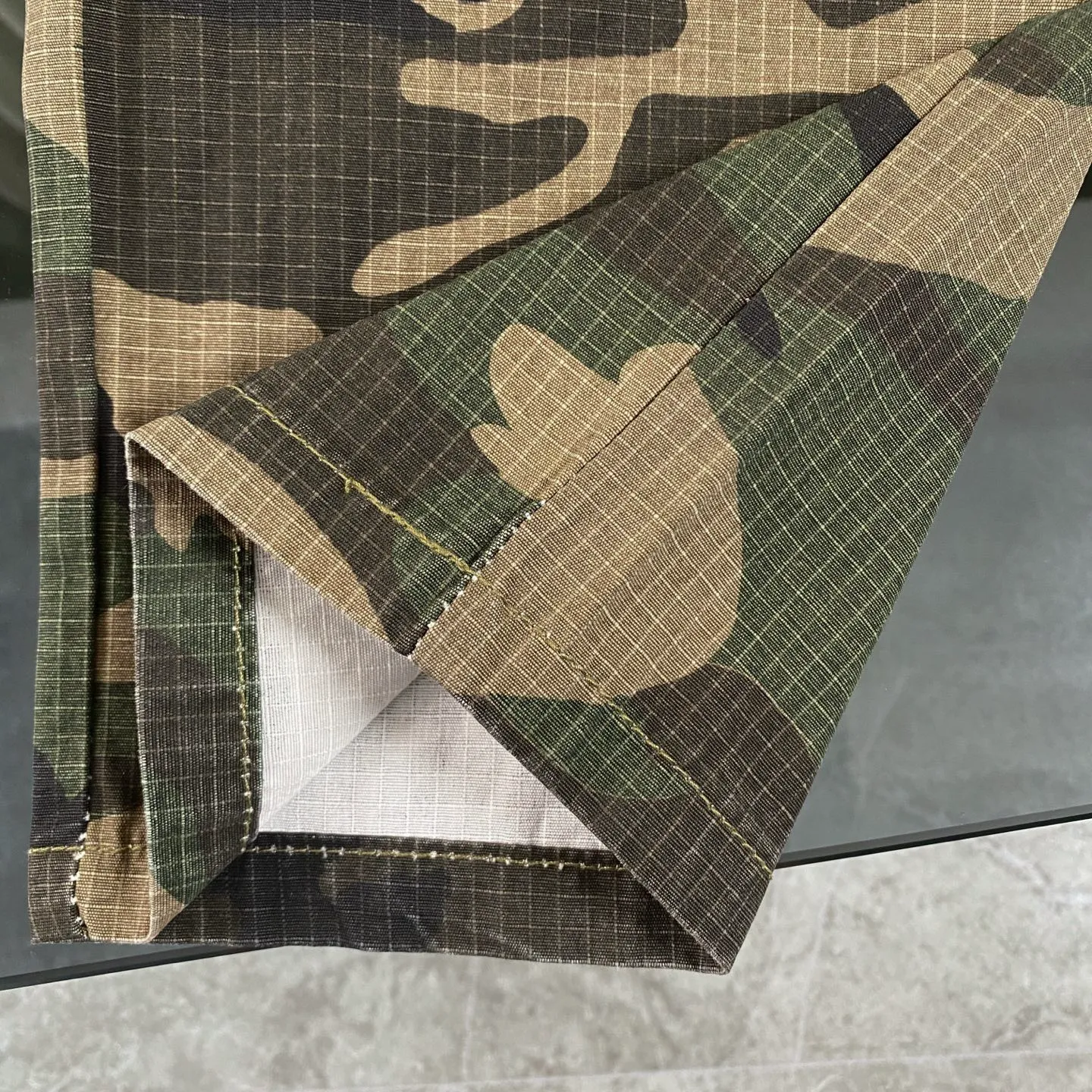 P280 CH Chromehearts camouflage work jeans, priced at 34W level, patchwork cross pattern embellishment, washed jeans! ! An absolutely high-end luxury product, a 1.9W-level god-level single product, a super popular product, made by top heavy industry, a magic weapon that cannot be missed! [About Zangyin] This is an extremely luxurious fashion brand that can also be called the aristocracy of the high street. It has always been an exclusive brand for some hipsters or rich second generations. Compared with ordinary high streets, it is more luxurious and noble. Compared with luxury brands, it is more fashionable and individual. It has always been a brand that I have a special liking for. [Top heavy industry fashion design] Consistently high-street luxury style. Speaking of this style, the Zangyin family and GU family are definitely the leading representative brands. Especially the Zangyin family has really achieved a state-of-the-art effect in creating high-street style. The unique washed material is used to create this style. The color system is already quite eye-catching. After it is decorated with patchwork cross flowers, it cleverly highlights the charm of the brand. Secondly, this style uses classic The high-waist cutting design highlights the long legs and fashionable temperament of the upper body. The brand is highly recognizable and the slim fit configuration is more suitable for daily wear. It is a product that interprets personality, fashion, and specifications at a glance. This single product is enough to make any fan excited. It can be a white T-shirt for a youthful college style, or a tight suspender for a royal style. It has strong matching ability and can be easily controlled by men.  [Materials and craftsmanship] Needless to say, this point goes without saying. As an excellent craftsman brand, Zangyin’s requirements for details and craftsmanship are really perfect. The washed color of this model has gone through so many processes, not to mention the embellishment of denim appliques. It is also purely hand-made and sewn. Just like what they believe in, only hand-made things have soul and have the meaning of wear. A top-notch heavy-duty fashionable denim item, I look forward to your perfect interpretation! !  Color: Camouflage Size: 28-36